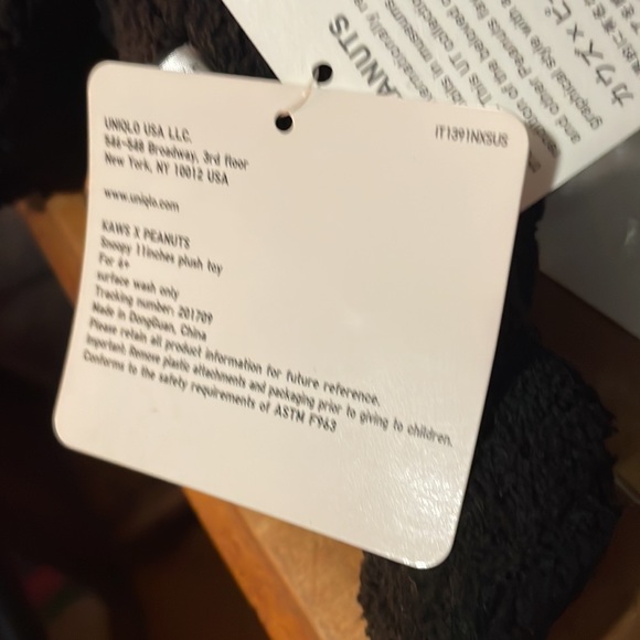UNI QLO KAWS x Peanuts 8” Snoopy Plushies. NWT COA attached to Black Snoopy only - Picture 8 of 11